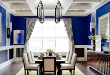 Tapet albastru de perete în interior, fotografie de fundal închis, culoare alb și negru, cu aur în cameră