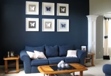 Kék fal tapéta a belső, fotó egy sötét háttér, színes fehér és fekete, arany a szobában