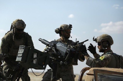 Az Egyesült Államok katonái, akik Szíria északi részén járnak, viselik a ypg jelképet