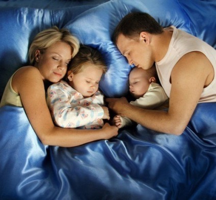 Somnul copilului merită pentru copil să doarmă cu mama somnului copilului - pentru a ajuta părinții - mamele și tații