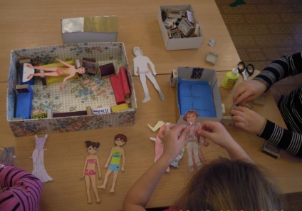 A papírbabák ruházatgyűjteményének létrehozása, mint a kreativitás fejlesztése 6-7 éves gyermekek számára