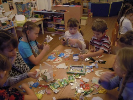 A papírbabák ruházatgyűjteményének létrehozása, mint a kreativitás fejlesztése 6-7 éves gyermekek számára