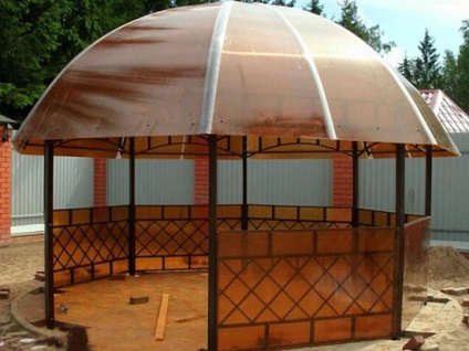 Construirea de către propriile mâini a cabanei de vară din policarbonat, exemple foto - șantier
