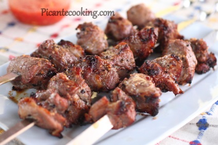 Carne de porc din carne de porc, marinată cu rodii, cu gustări