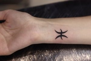 Fotografie tatuaj - o constelație în tatuaj masculin și feminin,