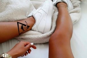 Foto tatuaj - o constelație în tatuaj masculin și feminin,