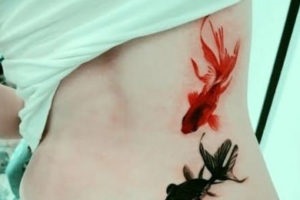 Fotografie tatuaj - o constelație în tatuaj masculin și feminin,