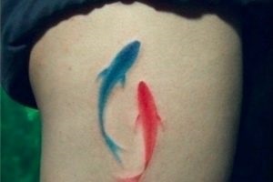 Foto tatuaj - o constelație în tatuaj masculin și feminin,