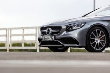 Încercați unitatea de pilotaj mercedes-benz s63 amg coupe pentru șofer