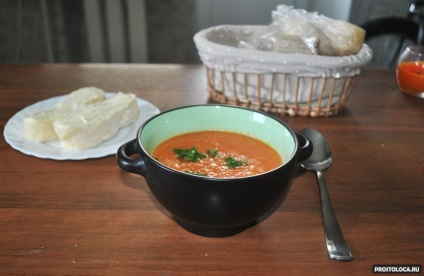 Supă de roșii cu usturoi și plante provensale