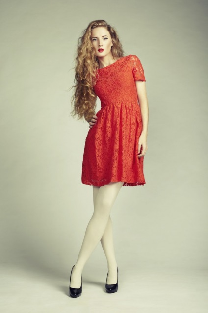 Pantofi sub o rochie roșie la genunchi și podea, care se potrivesc accesorii și chilot, cu un coafură