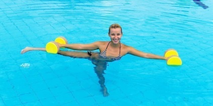 Gyakorlatok a medencében a férfiak és nők karcsúsítására - vízi torna, víz aerobik és úszás