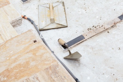 Dispozitivul unei podele pe o placă de beton de tehnologie de fabricare prin mâinile proprii