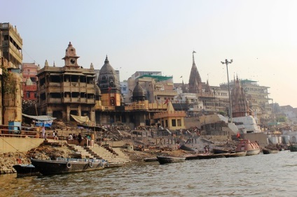 Varanasi este un oraș sacru pe banda fluvială