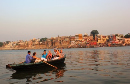 Varanasi este un oraș sacru pe banda fluvială