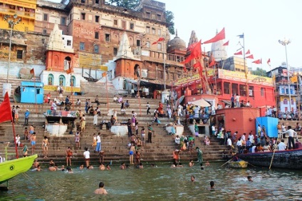 Varanasi este un oraș sacru pe banda fluvială