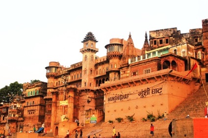Varanasi este un oraș sacru pe banda fluvială