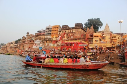 Varanasi este un oraș sacru pe banda fluvială