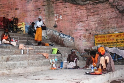 Varanasi este un oraș sacru pe banda fluvială