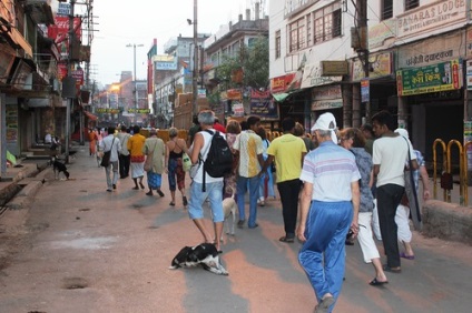 Varanasi este un oraș sacru pe banda fluvială