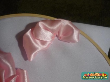Rózsaszín szalaggal való hímzés