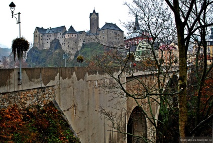 Castelul Loket, o revizuire de la olgatraize - un lac de castel gotic si un elit destul de oras,