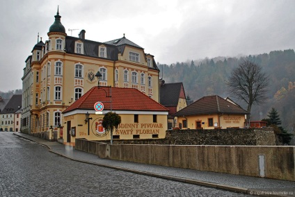 Castelul Loket, o revizuire de la olgatraize - un lac de castel gotic si un elit destul de oras,