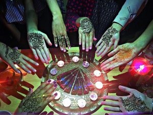 Buclele modele fermecătoare și misterul din noaptea magică a henna, ziarul - vocea din Crimeea nou - site-ul oficial