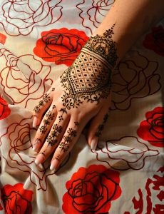 Buclele modele fermecătoare și misterul din noaptea magică a henna, ziarul - vocea din Crimeea nou - site-ul oficial