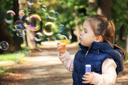 5 Rețete de bule de săpun sau cum să faci un miracol curcubeu pentru un copil