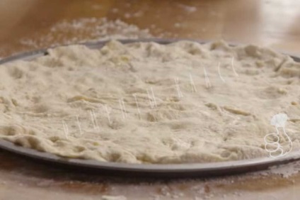 Pizza rapidă în cuptor dintr-un aluat gata preparat