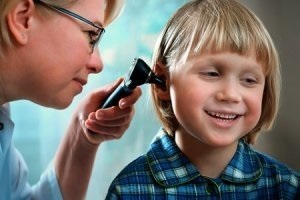 Fájdalom a gyermekek fülében a fájdalom, a tünetek és a kezelési módszerek lehetséges okai