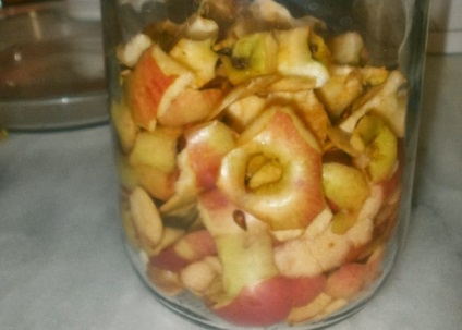 Un castron de mere este o rețetă pentru gătit, ca și cum ai face chacha din mere