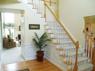 Producem balustrade din lemn pentru scari cu mainile noastre, imobiliare si constructii