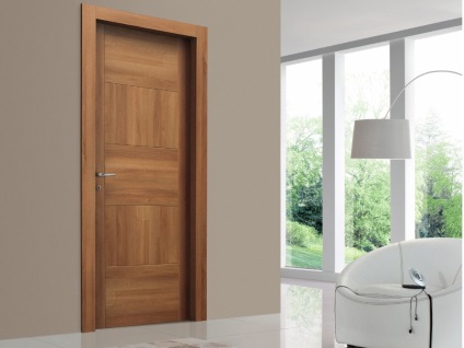 A furnérozott ajtók belső tölgy, wenge vagy dió, sima üveg vagy vak panel