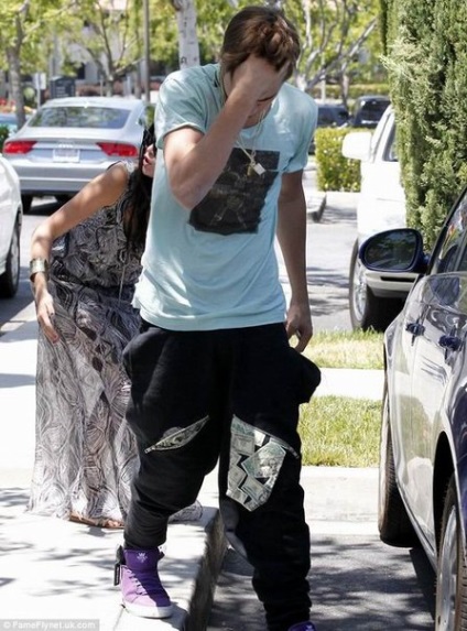 Justin Bieber bate fotograful, blogger sivalerie pe site-ul pe 28 mai 2012, o bârfă