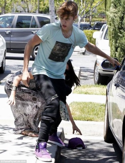 Justin Bieber bate fotograful, blogger sivalerie pe site-ul pe 28 mai 2012, o bârfă