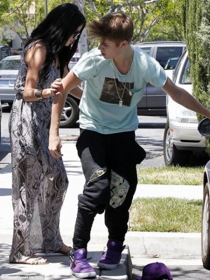 Justin Bieber bate fotograful, blogger sivalerie pe site-ul pe 28 mai 2012, o bârfă