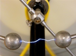 Câmp electric, inducție electrostatică, capacitate și condensatoare, revista online a unui electrician