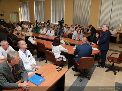 Guvernatorul a prezentat noul medic-șef la echipa din centrul de diagnosticare al teritoriului Altai