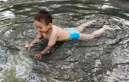 Cum să înveți un copil să înoate cel mai bun mod de a face prieteni cu apă