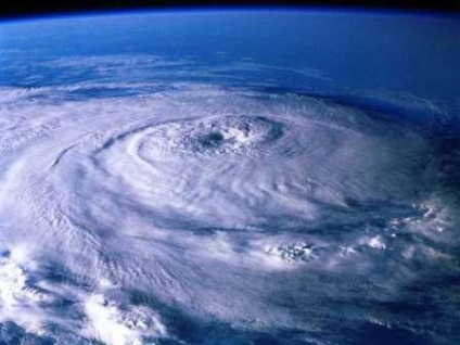 Cum să supraviețuiți unui ciclon tropical, un taifun, un uragan, o modalitate extremă și supraviețuire