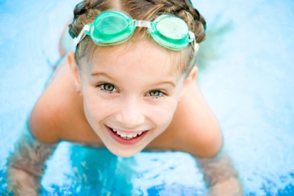 Cum să vă ajutați copilul să învețe cum să înoate, fitness