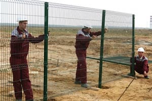 Hogyan építsünk kerítést egy fém háló titkoló építőjéből