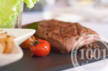 Hogyan készítsünk sertésbéléket paradicsommal a sütőben - steak 1001-es ételből
