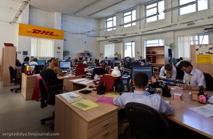 Как работи услугата на DHL експресна доставка