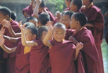 Ca și în Tibet, copiii sunt crescuți, ezoterici