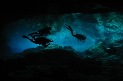 A barlangászat a víz alatti barlangok veszélyes és vonzó világa