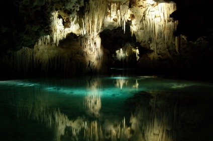 A barlangászat a víz alatti barlangok veszélyes és vonzó világa