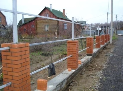 Stâlpi de caramida pentru gardul dispozitivului și construcția de mâini proprii,